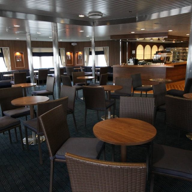 Aurora Lounge - Ocean Endeavour